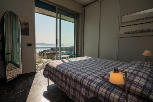 韦尔巴尼亚L’Attico di Susanna的一间卧室配有一张床,享有海景