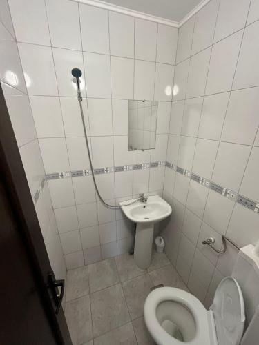 加拉茨Solaria Budget Studio的一间带卫生间和水槽的浴室