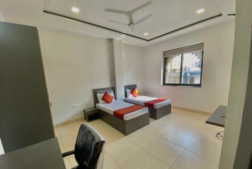 斋浦尔hello Namaste India-Elite的客房设有两张床和一张书桌