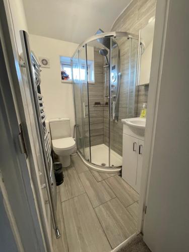 达格纳姆UPPAMOST London luxury home 2的带淋浴、卫生间和盥洗盆的浴室