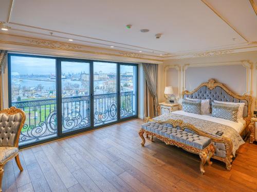 伊斯坦布尔Dekalb Hotel的一间带特大号床的卧室和一个阳台