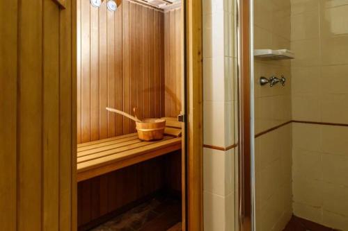 拉里布奇巴索波德尔农庄酒店的浴室设有木制架子和淋浴
