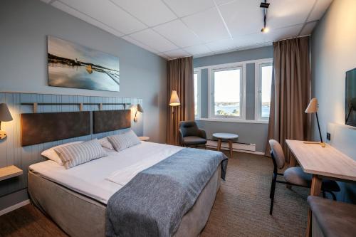 朗厄松群岛品质酒店的配有一张床和一张书桌的酒店客房