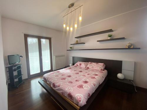 蒙法尔科内Red House的一间卧室配有一张带粉红色棉被的床