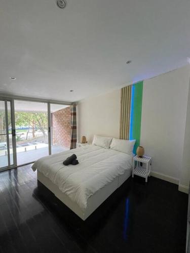 悉尼Ideal 3 Bedroom House City Centre Glebe 2 E-Bikes Included的一间卧室设有一张大床和一个大窗户