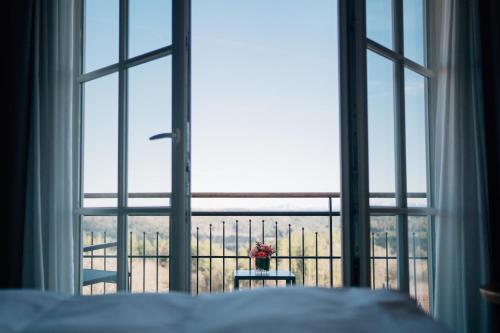 IckingKlostermaier Hotel & Restaurant的一间卧室设有一张床和一个美景窗户。