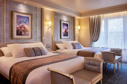 谢西迪士尼乐园酒店的酒店客房设有两张床和窗户。