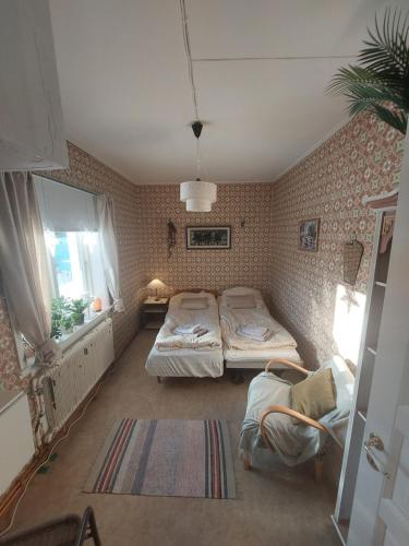 帕亚拉Private Room in Pink House的一间卧室设有两张单人床和一个窗户。