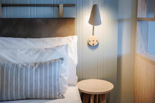 朗厄松群岛品质酒店的一间卧室配有一张带桌子和台灯的床