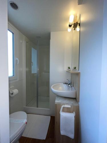 耶泽拉Mobile home Comfort Jezera Murter的一间带水槽、淋浴和卫生间的浴室