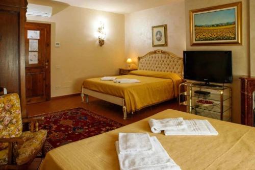 拉里布奇巴索波德尔农庄酒店的酒店客房设有两张床和一台平面电视。