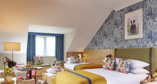 克洛纳基尔蒂Clonakilty Park Hotel的酒店客房,设有两张床和一张沙发