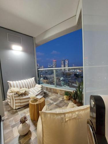特拉维夫Gindi Tower Apartments TLV的享有城市天际线景致的客厅