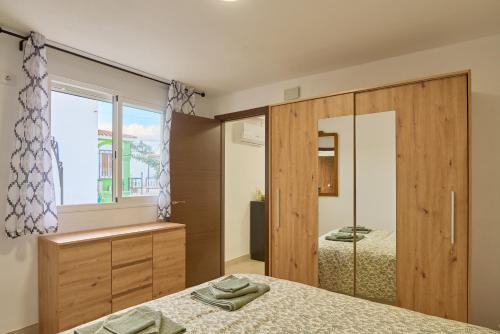 科尔多瓦Villa verde的一间卧室设有一张床和一个滑动玻璃门