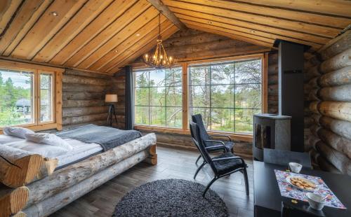 萨利色尔卡Wilderness Hotel Muotka & Igloos的小木屋内一间卧室,配有一张床