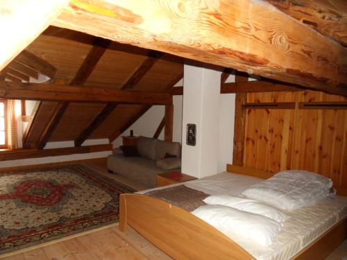 SchernfeldFerienwohnung - b50233的一间卧室配有一张大床和一张沙发