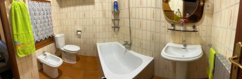 卡拉米尼亚尔镇Arenales 8的一间带水槽、卫生间和镜子的浴室