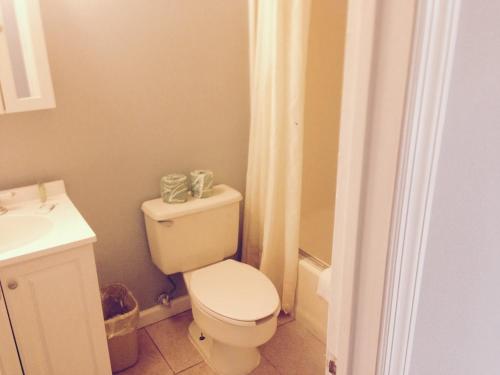 希塞德高地Hotel Charlee Sea Breeze Beach-Suites的浴室配有白色卫生间和盥洗盆。