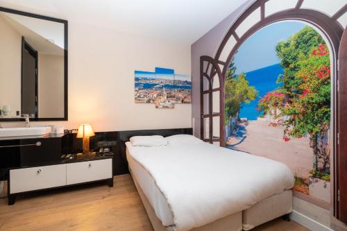 伊斯坦布尔Suite Rooms By Vvrr的一间卧室设有一张大床和一个窗户。