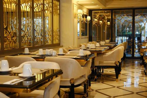 伊斯坦布尔Dekalb Hotel的餐厅内带桌椅的用餐室