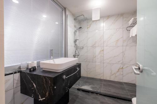 伊斯坦布尔Suite Rooms By Vvrr的白色的浴室设有水槽和镜子