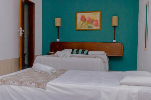 瓜拉派瑞格拉帕萨达酒店的绿墙客房的两张床
