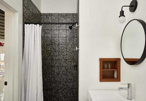 斯托Field Guide Lodge的带淋浴、水槽和镜子的浴室