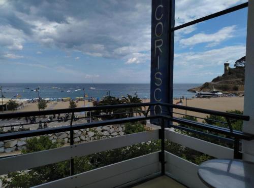 滨海托萨Hotel Corisco的享有海滩美景的阳台