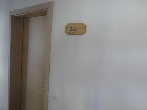 埃劳Ferienwohnungen beim Hotel zur Post, Erlau的门旁白色墙上的钟