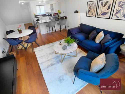 BrookwoodKnaphill - 2 Bedroom Terrace House - With Garden的客厅配有蓝色的沙发和桌子