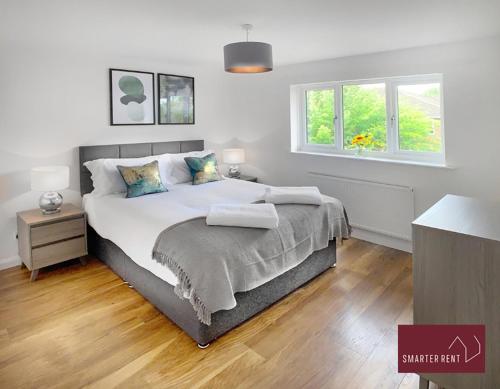 West ClandonGuildford - 2 Bedroom House的一间卧室设有一张大床和一个窗户。