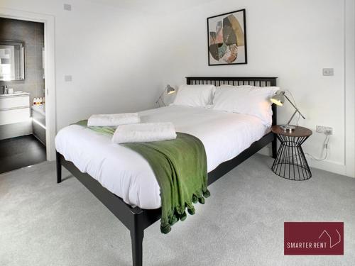 伊顿Eton, Windsor - 1 Bedroom First Floor Apartment - With Parking的一间卧室配有一张大床,上面有绿毯