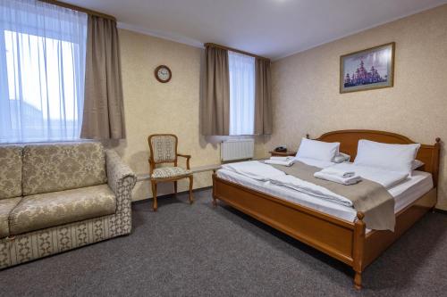 基辅Hotel Express Корпус 2的酒店客房,配有床和沙发