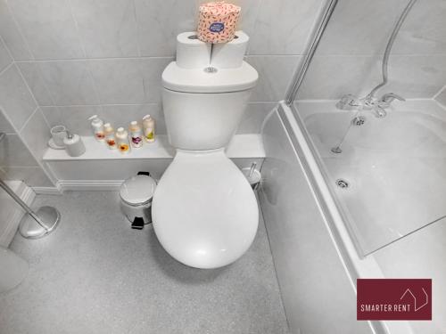 BrookwoodKnaphill, Woking - 2 Bedroom House - Garden and Parking的浴室配有白色卫生间和浴缸。