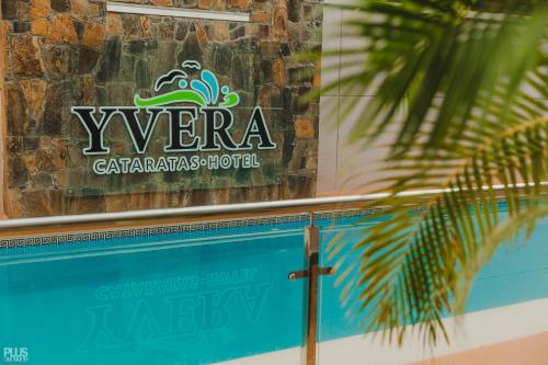 伊瓜苏港伊弗拉卡塔拉塔斯酒店的游泳池旁墙上的标志