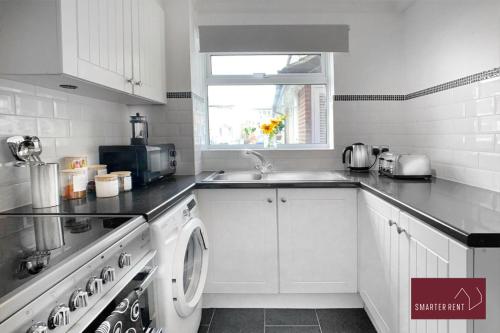 BlackwaterFarnborough - Lovely 1 Bedroom House的白色的厨房配有水槽和洗碗机