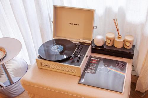 巴勒莫Maison de Famille的桌子上装有光盘的盒子