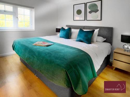 沃金厄姆Wokingham - 2 Bed Modern House - Parking的一间卧室配有一张带蓝色枕头的大床