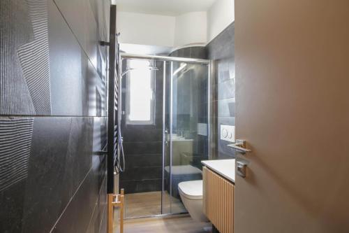 雅典The Urban Utopia at Glyfada的一间带卫生间和玻璃淋浴间的浴室