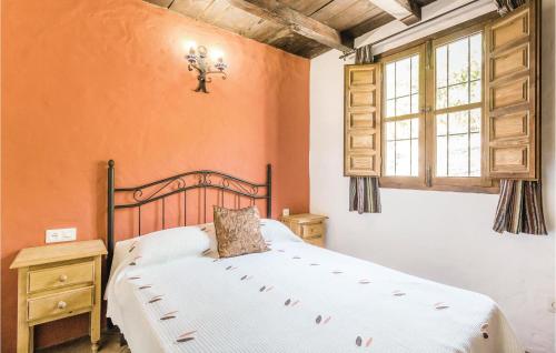 BorgeNice Home In El Borge With Wifi的一间卧室设有一张床和一个窗口