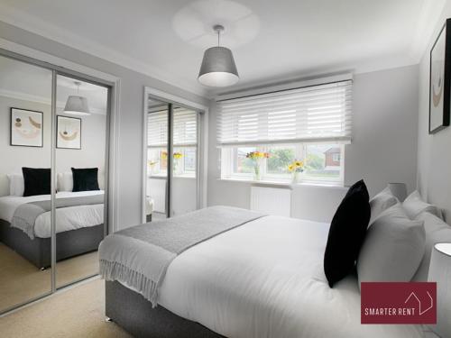 沃金厄姆Wokingham - 2 Bedroom Ground Floor Flat - With Parking的一间卧室设有两张床和窗户。
