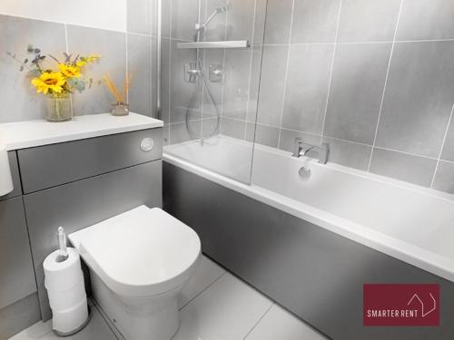 沃金厄姆Wokingham - 2 Bedroom Ground Floor Flat - With Parking的浴室配有白色卫生间和浴缸。