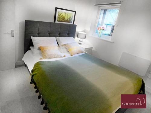 希钦Hitchin - Sharps Court的一间卧室配有一张带绿毯的大床
