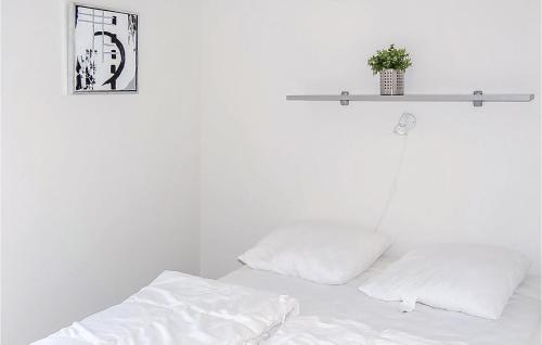 KelstrupAwesome Home In Haderslev With Wifi的一张铺有白色床单的床和墙上的架子