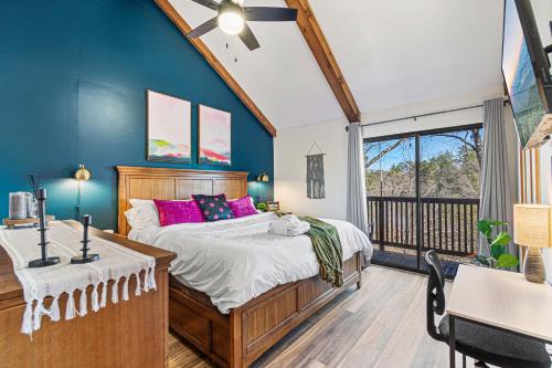 鸽子谷The Family Stone Luxe Cabin Sleeps 12 Hot tub Dogfriendly Dollywood的一间卧室配有一张床、一张书桌和一个窗户。