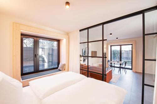 斯图加特Mono Design Apartments的卧室设有白色的床和大窗户
