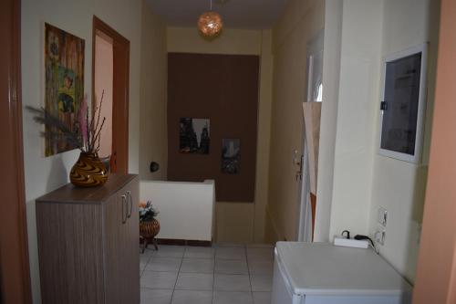 PanayíaThalassa的客房内设有带水槽和卫生间的浴室