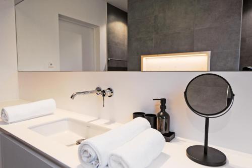 斯图加特Mono Design Apartments的一间带水槽和镜子的浴室