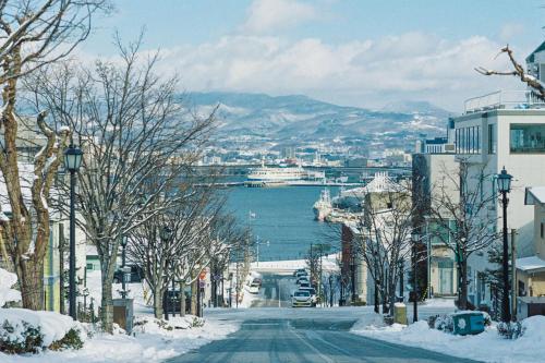 函馆Portside Inn Hakodate的港口城市里一条雪 ⁇ 的街道