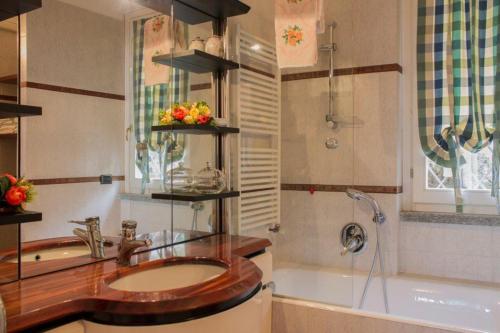 梅纳Villa Ametista的浴室配有盥洗盆和浴缸。